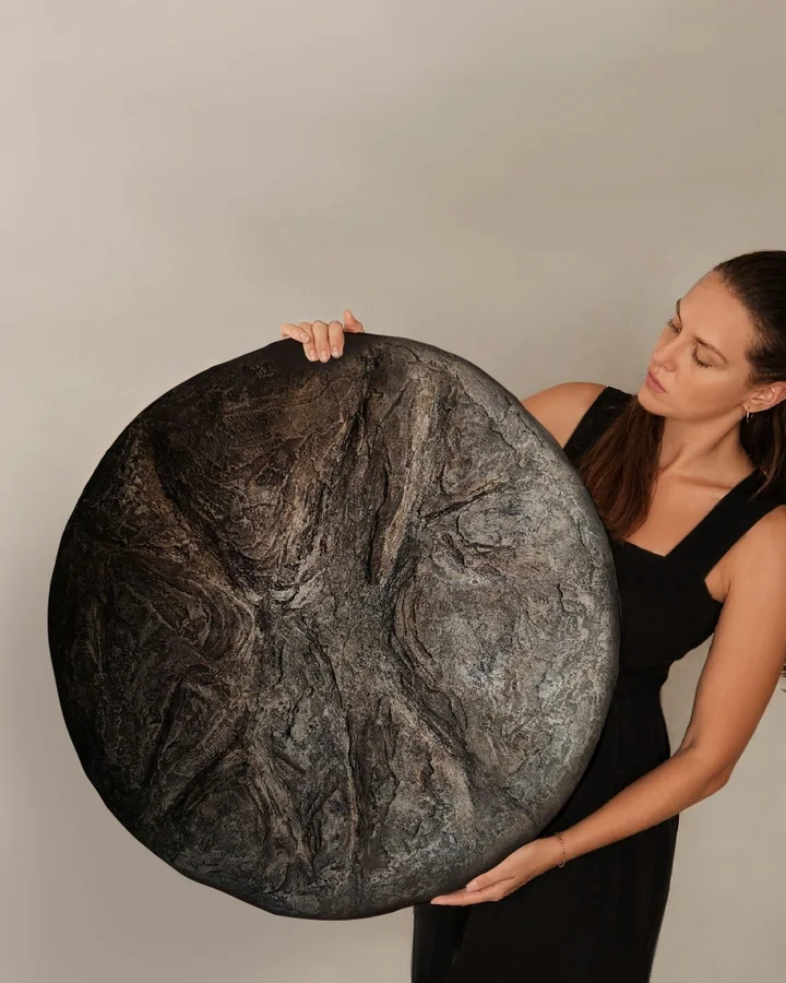Fossil Carbon, redondo de pared de cemento hecha a mano